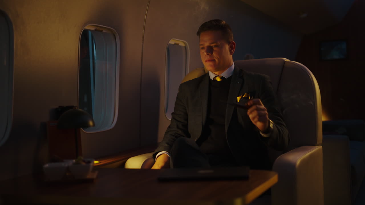 Uomo che fuma un sigaro su un jet privato