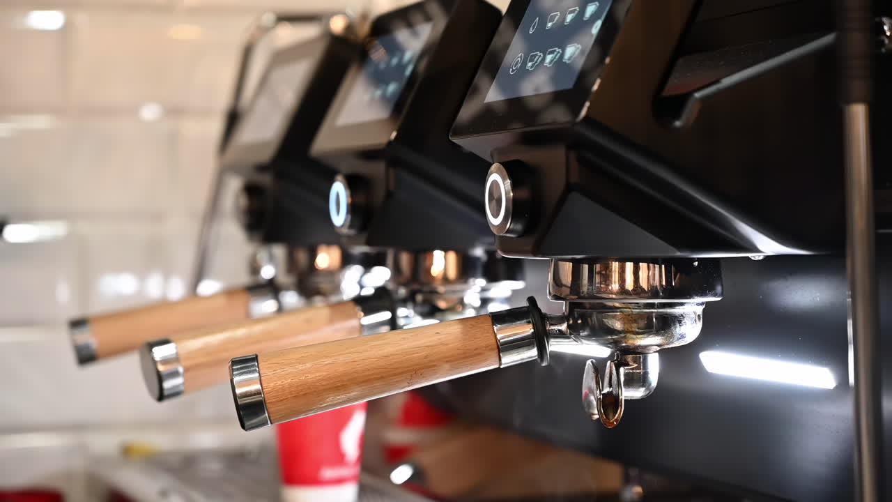 Chisinau, Moldavia - 20 gennaio 2020: primo piano di un barista che prepara un caffè in un bar con una macchina professionale