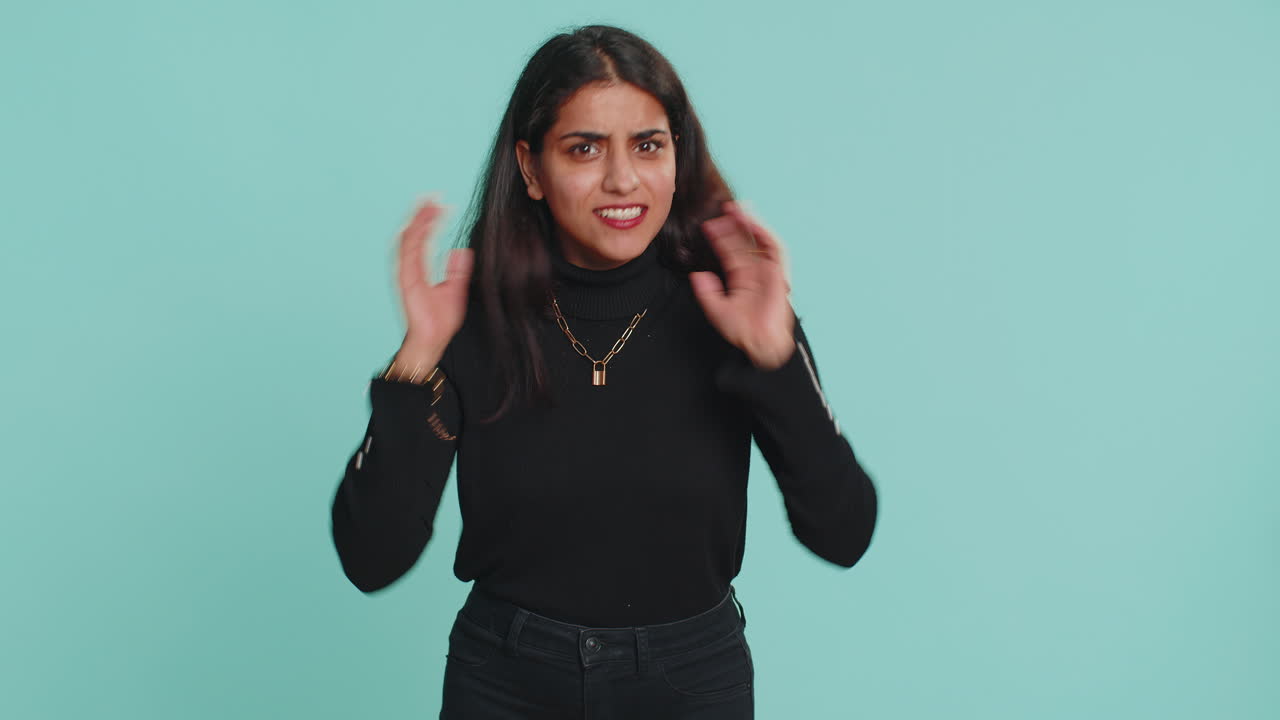 mujer levantando las manos en expresión indignada preguntar por qué qué razón del fracaso demostrando incredulidad