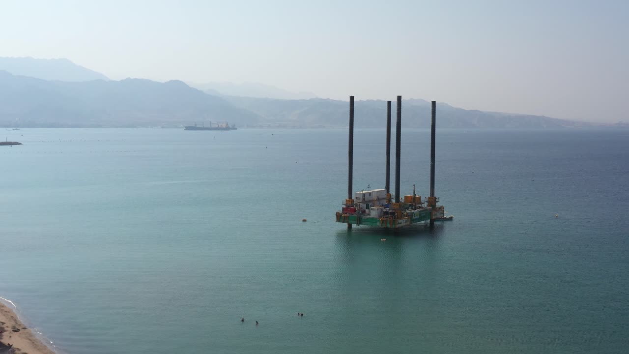 plataforma autoelevadora en la playa de hadatiyim en la ciudad de eilat, israel - antena