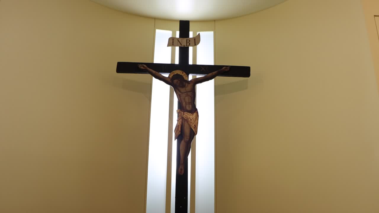 La croce di Gesù può essere in una chiesa o all'aperto, su una montagna per esempio, ma l'amore di Dio sarà sempre fonte di nuova vita, a cui la religione contribuisce.