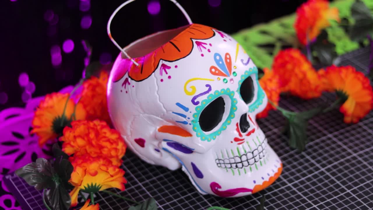 Altare messicano con decorazioni colorate per celebrare il Giorno dei Morti