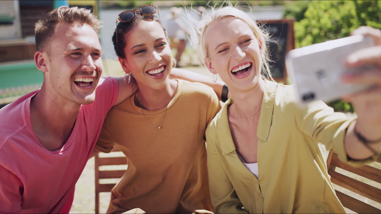 우리는 마침내 이 트렌드 스포트를 방문했습니다.