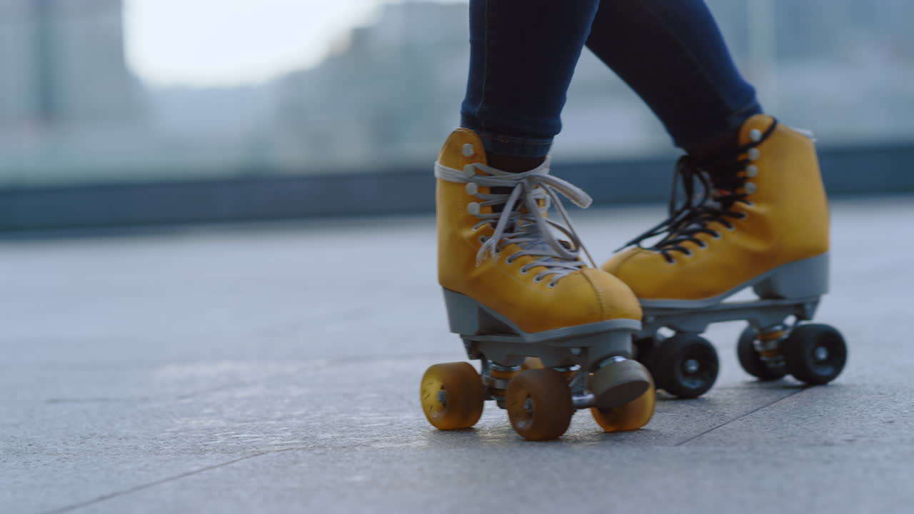 un patineur inconnu sur le toit. des jambes de femme dansant sur des patins à roulettes.