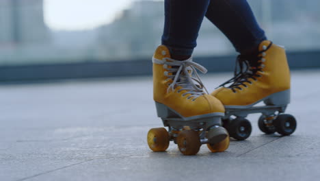 patinador desconocido montando en el techo. piernas de mujer bailando en patines.