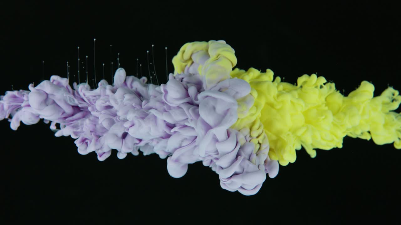 color violeta y amarillo chocando bajo el agua en cámara lenta - nube dramática