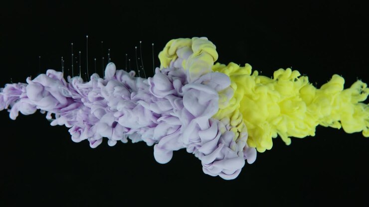 Colore viola e giallo che si scontrano sott'acqua al rallentatore - nuvola drammatica.