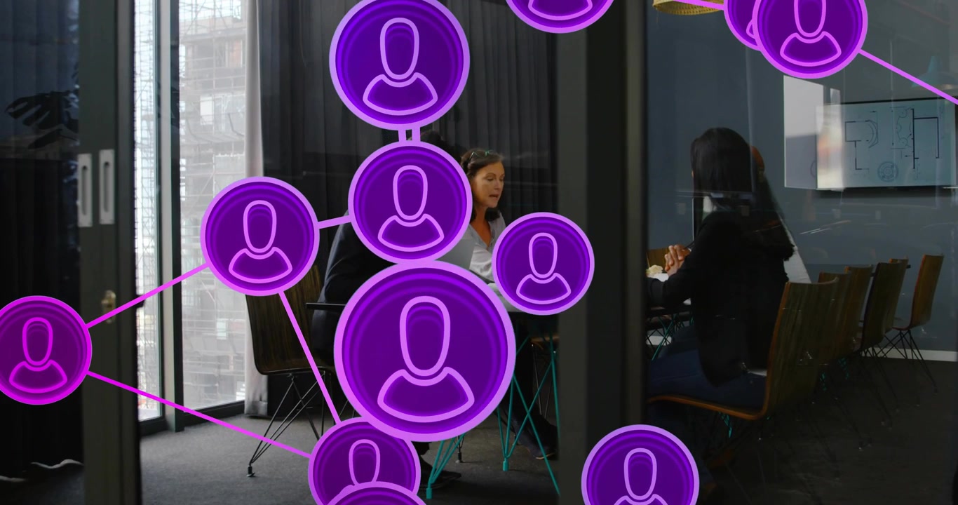 Team på tre mødes i et glasrum, lilla noder vises over en bærbar computer, visualiserer forretning.