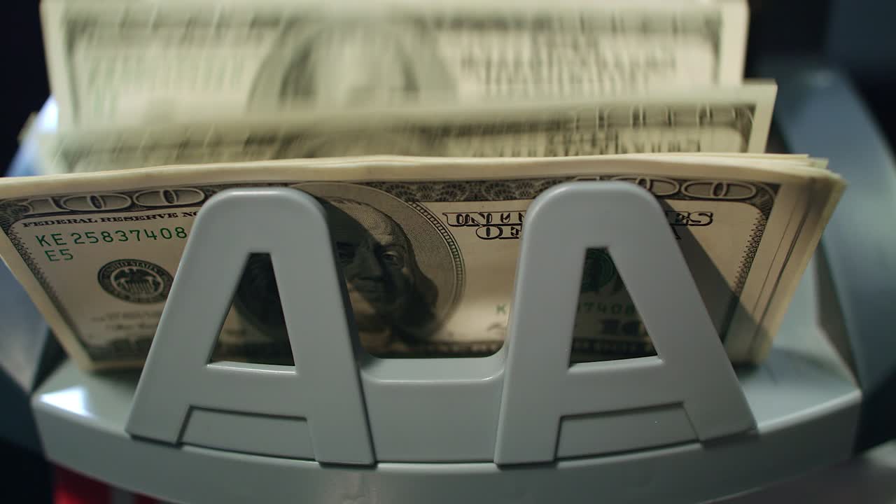 equipo automático bancario moderno para contar papel moneda. contar dinero