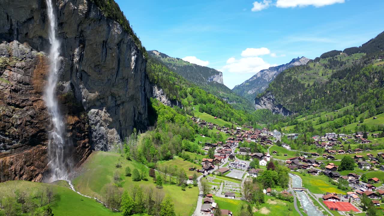 스위스의 폭포와 마을의 놀라운 공중 풍경