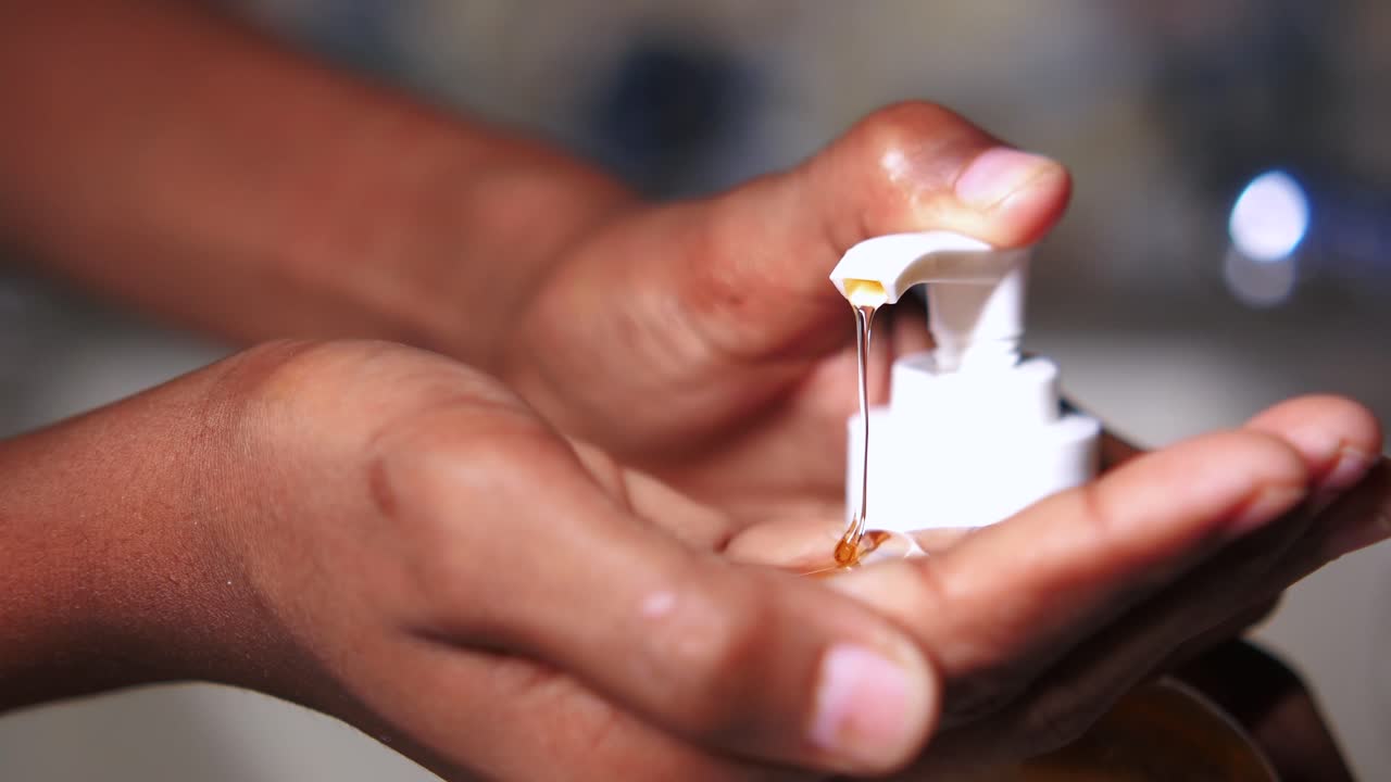 Persona che si lava le mani con il sapone