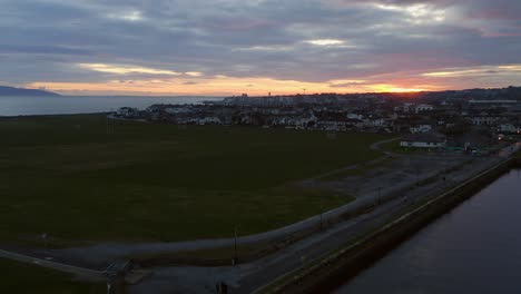 Antena-Ascendente-Sobre-El-Amanecer-En-South-Park-Y-Nimmo&#39;s-Pier-Cuando-El-Sol-Comienza-A-Arrojar-Un-Brillo-Dorado-Sobre-Claddagh-Galway-Irlanda