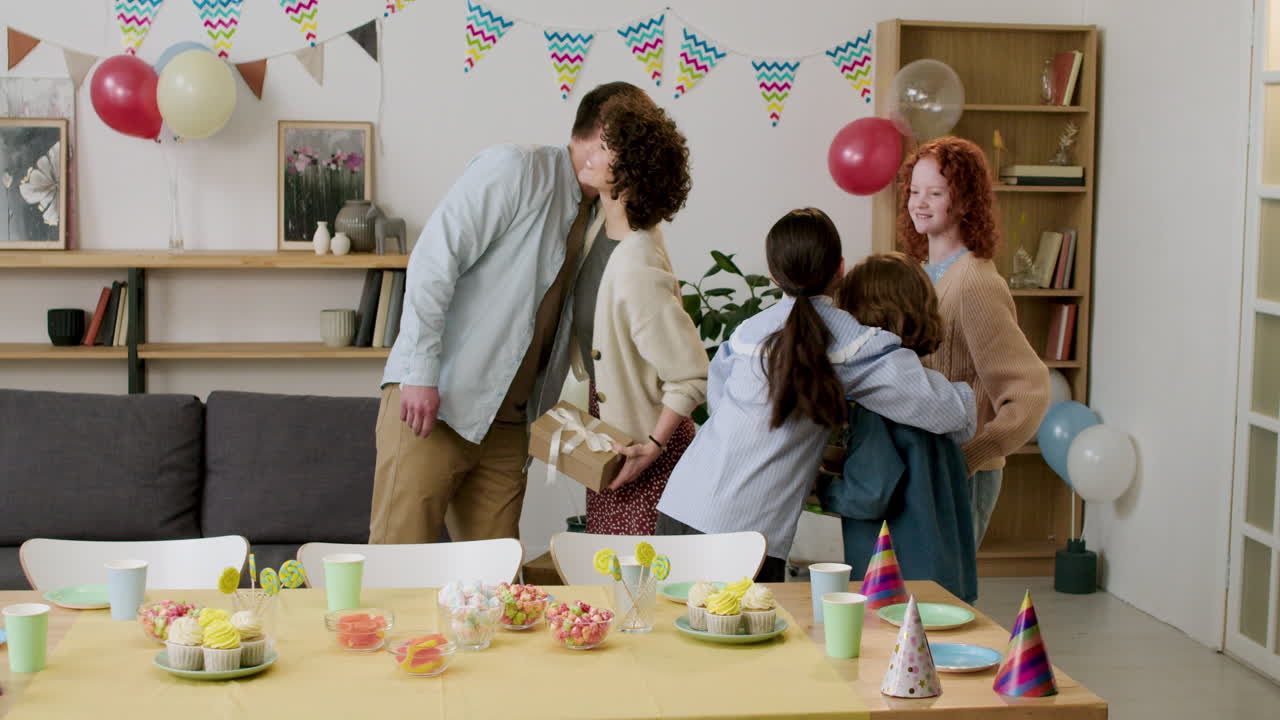 семья празднует день рождения