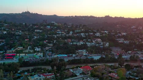 Vista-Panorámica-De-Las-Casas-De-Las-Colinas-De-Hollywood-Durante-La-Puesta-De-Sol