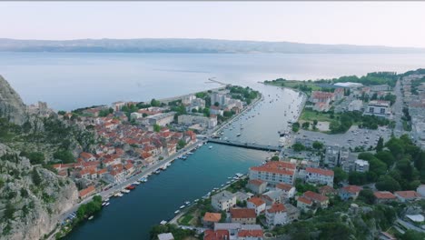 Impresionante-Vista-Aérea-De-La-Ciudad-De-Omis-Y-El-Puerto-Intermedio-Durante-El-Día-En-Dalmacia,-Croacia