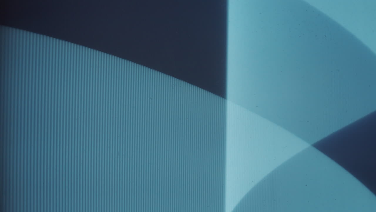 Schermo di una televisione vintage con ombre e distorsioni