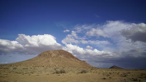 plano general de un lapso de tiempo en el desierto en un día nublado