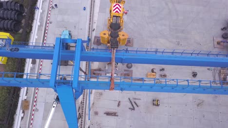 mantenimiento y reparación de grúas aéreas en un sitio de construcción
