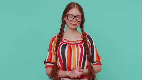 encantadora chica alegre aprueba la sugerencia, sacudiendo la cabeza con aprobación, satisfecho con el buen trabajo, como
