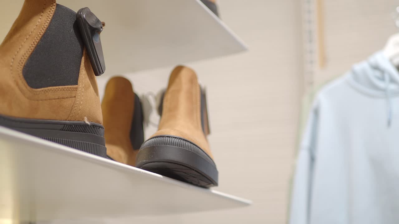 옷 가게 에서 전시 된 갈색 수드 부츠