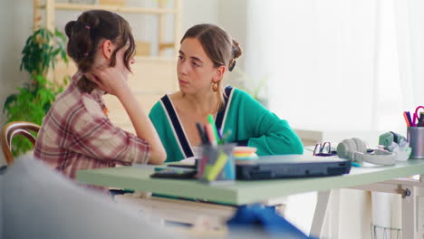 La-Maestra-Apoya-A-Una-Joven-Estudiante-En-Sus-Estudios