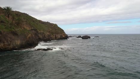 Volando-Sobre-Las-Olas-A-Lo-Largo-De-La-Costa-De-Tenerife