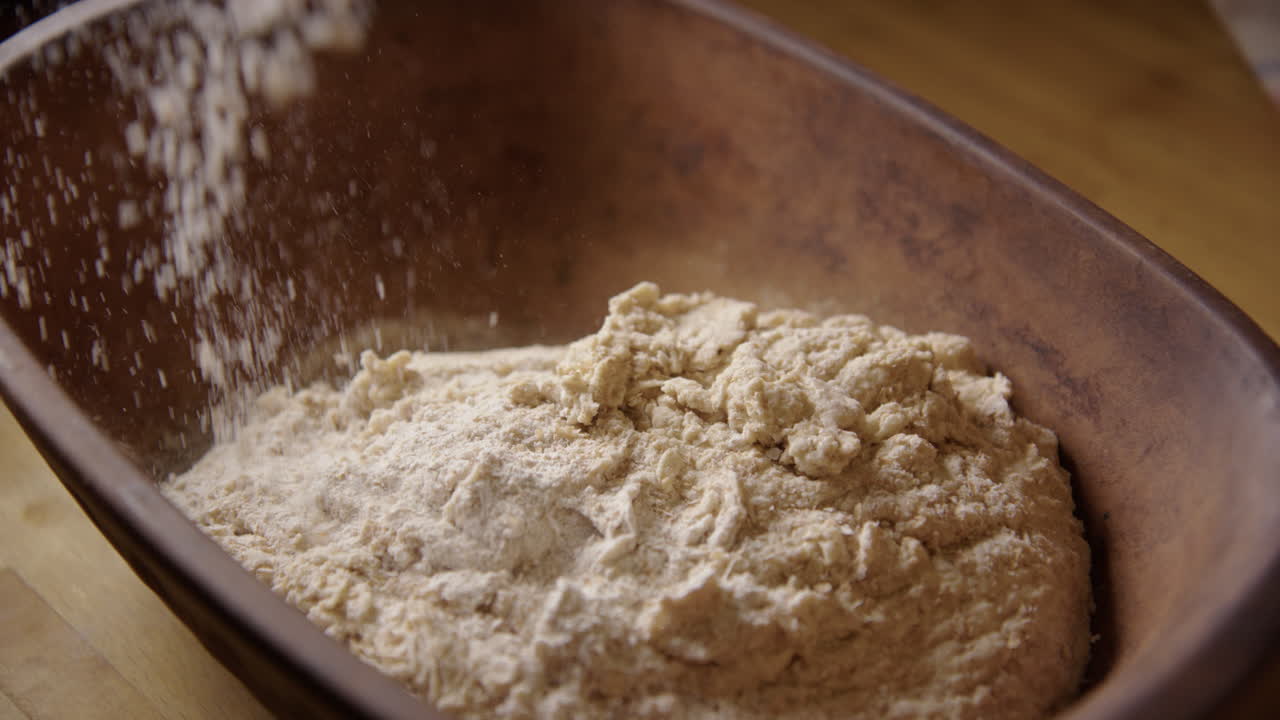 베이킹 - 사워도우 빵 굽는 동안 밀가루 뿌리기, 슬로우 모션