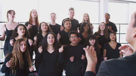 Männliche-Und-Weibliche-Schüler-Singen-Im-Chor-Mit-Einem-Lehrer-An-Einer-Schule-Für-Darstellende-Künste