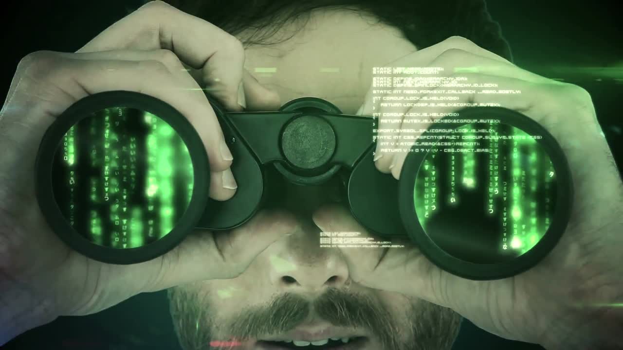 hombre mirando a través de binoculares