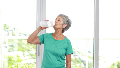 Mujer-Mayor-Bebiendo-Agua