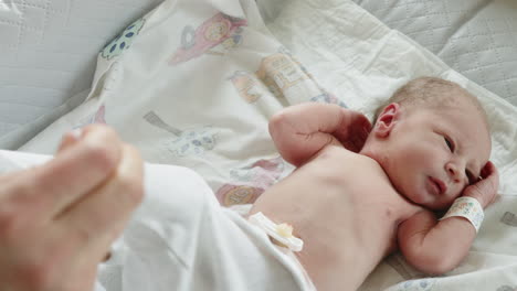 bebé recién nacido en el hospital