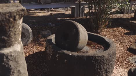 Molino-De-Harina-De-Mano-De-Piedra-Haciendo-Harina-De-Trigo-Biblia-Ruinas-Históricas