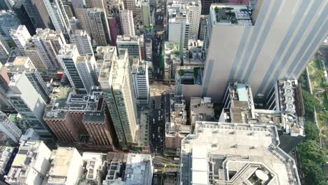 hong kong central, vista aérea de arriba hacia abajo del tráfico y los rascacielos de la ciudad