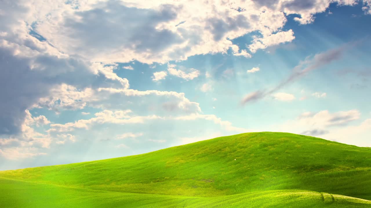 colina verde en la toscana con nubes y rayos de sol en movimiento, 4k time-lapse