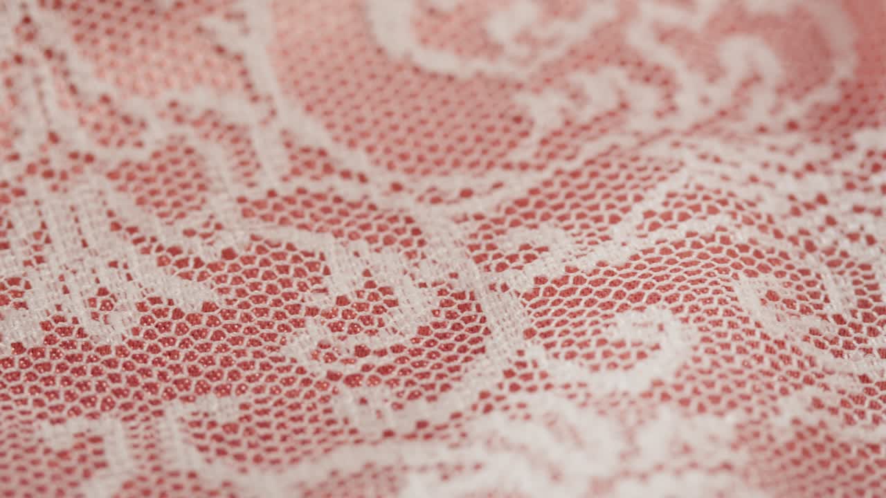 encaje blanco en primer plano de seda rosa, textura de guipure y fondo de tela de lujo de satén. textil de diseño de lujo. vestido de novia