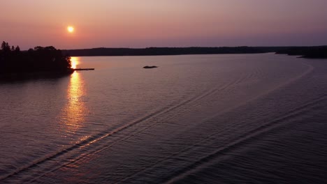 Bahía-Tranquila-Al-Atardecer,-Archipiélago-De-Estocolmo-En-Suecia,-Disparo-Aéreo-De-Drones