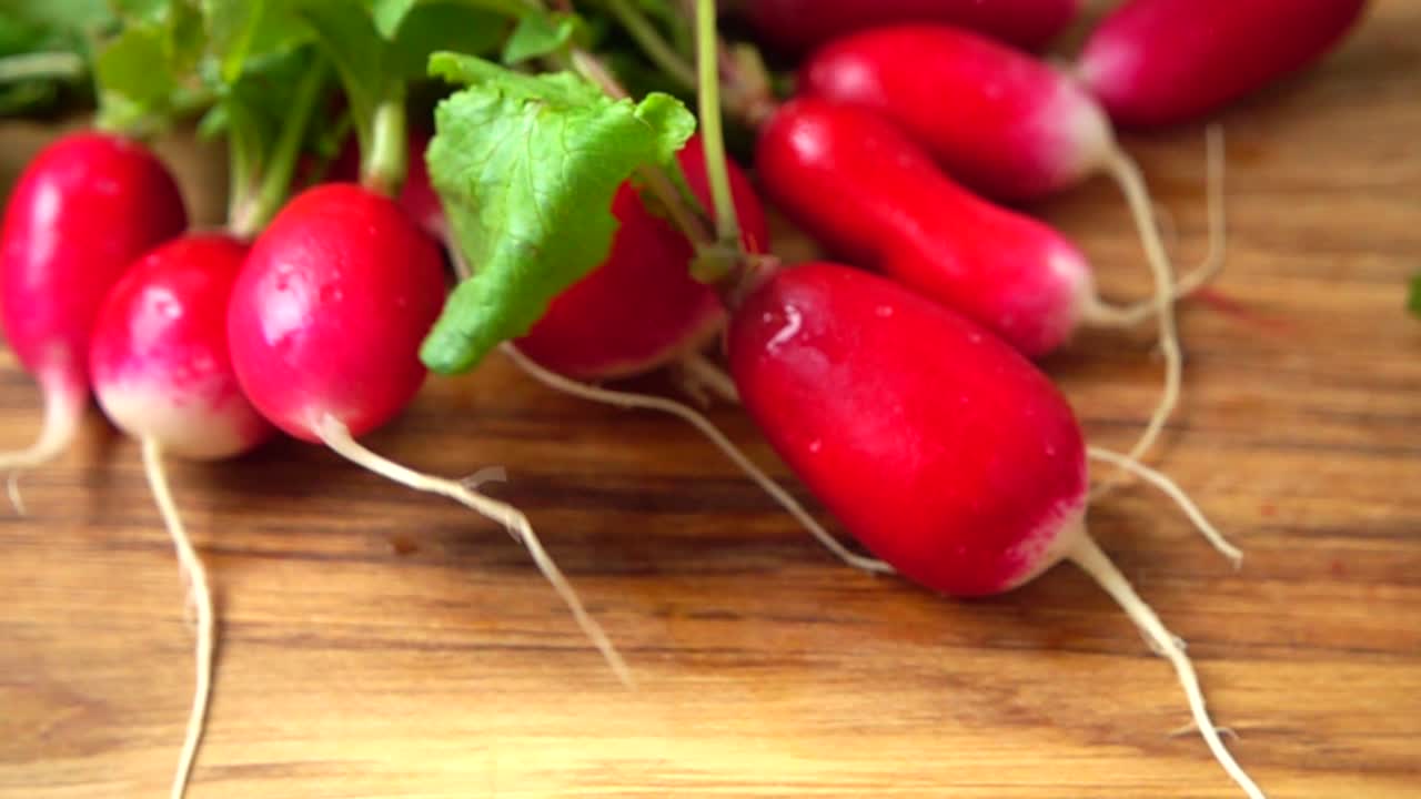 Caída de frutos de un rábano. Cámara lenta