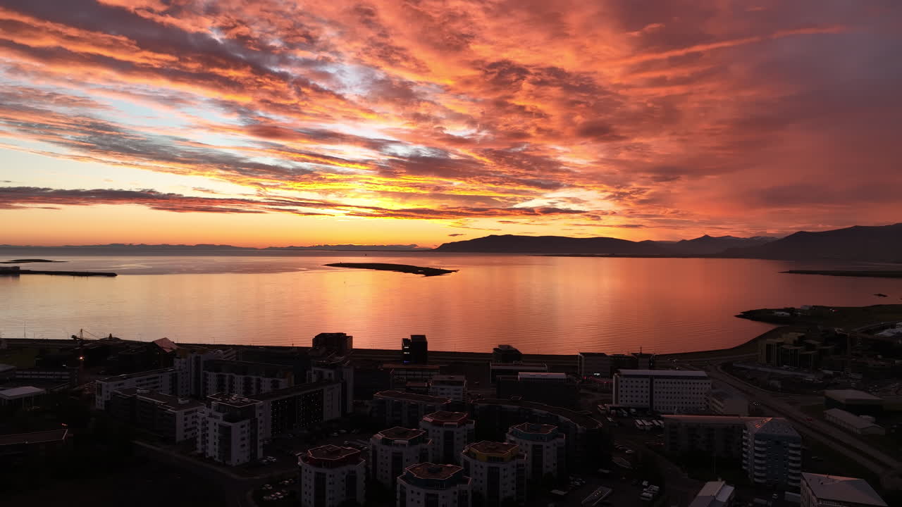 ciudad de reykjavik durante el atardecer tiro aéreo casas residenciales islandia