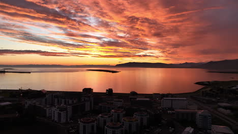 Ciudad-De-Reykjavik-Durante-La-Puesta-De-Sol-Toma-Aérea-Casas-Residenciales-Islandia