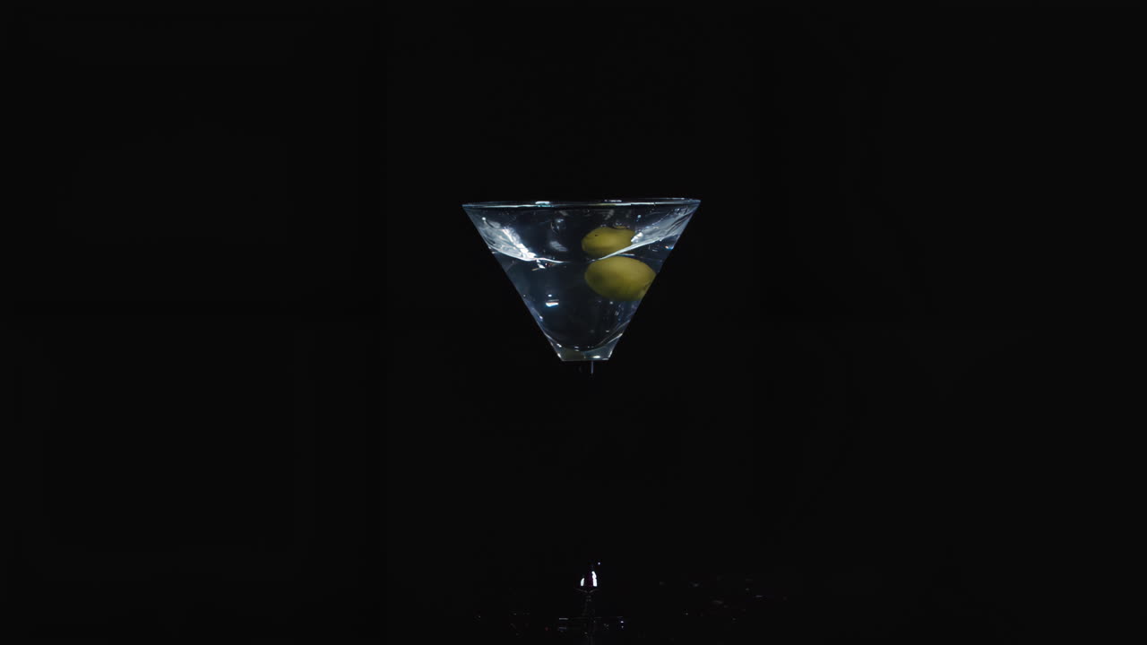 Martini con olive in uno schizzo