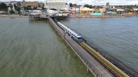 Luftaufnahmen-Southend-On-Sea-Pier-Zug-Kommt-In-Den-Bahnhof