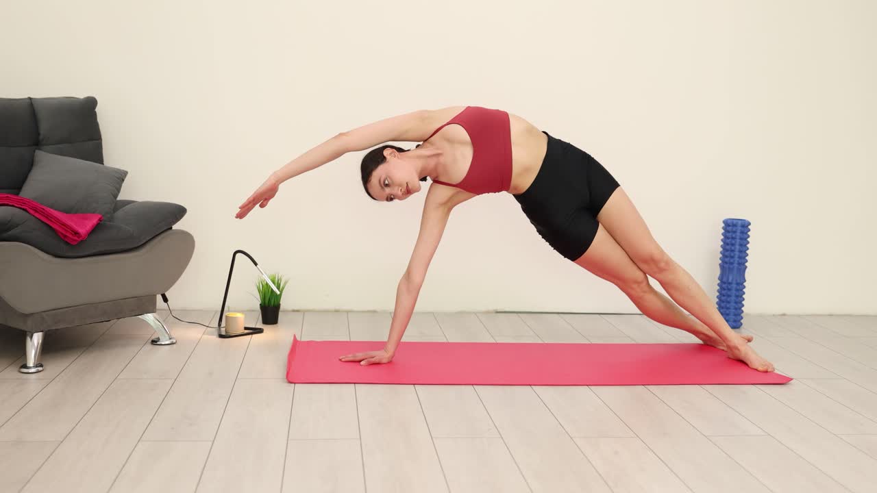 mujer haciendo yoga