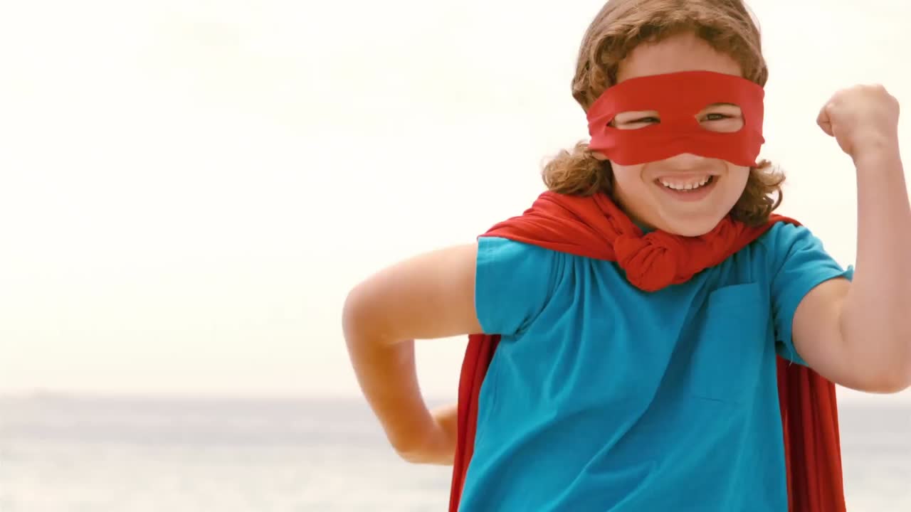 슈퍼히어로 의상을 입은 소년에게 대항하는 연설 거품에 대한 pow 텍스트 그의 biceps를 구부리는