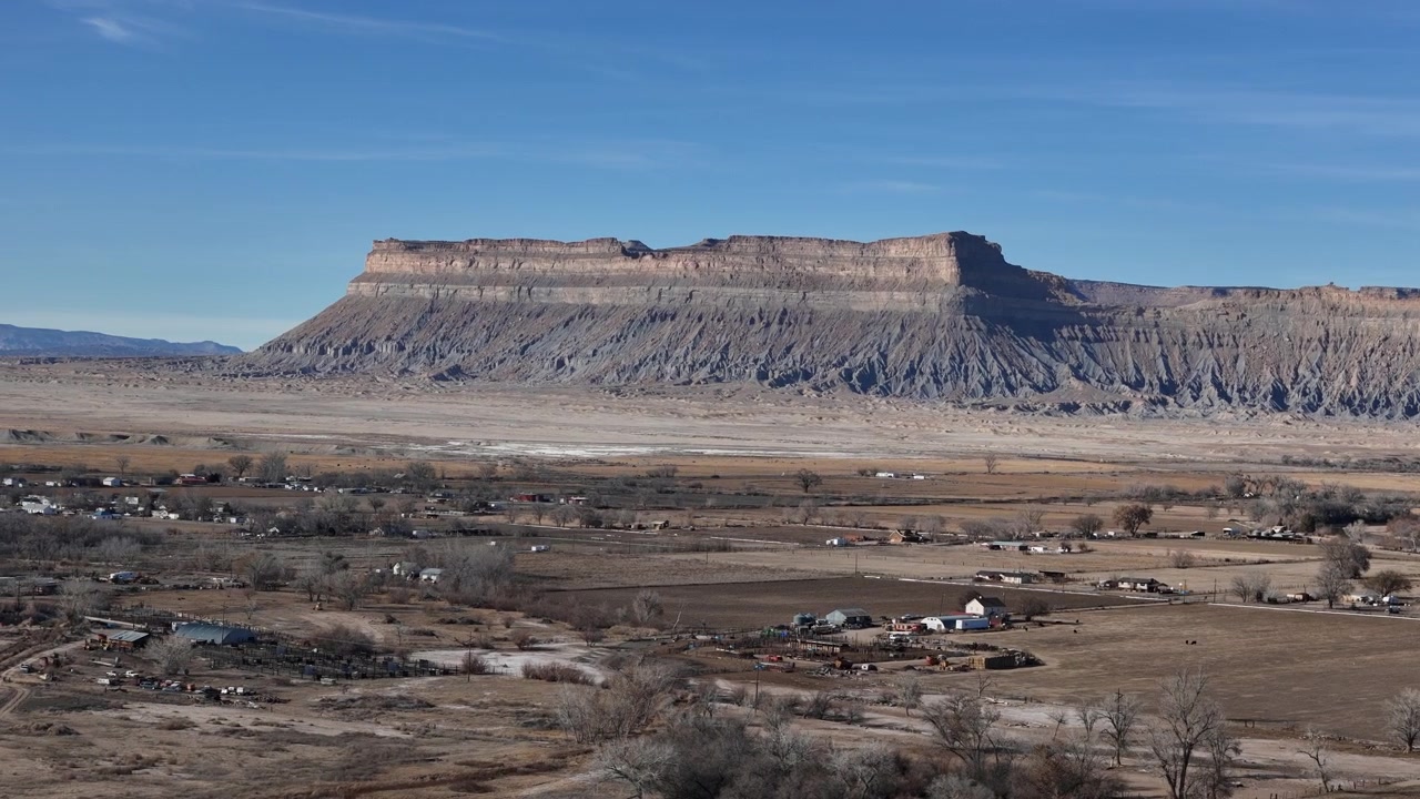 Ripresa con drone di Green River, Utah, USA. Case di una piccola città sotto una mesa in un paesaggio desertico.
