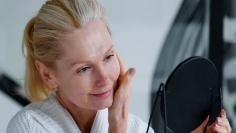 Close-up-view-of-woman-in-bathrope