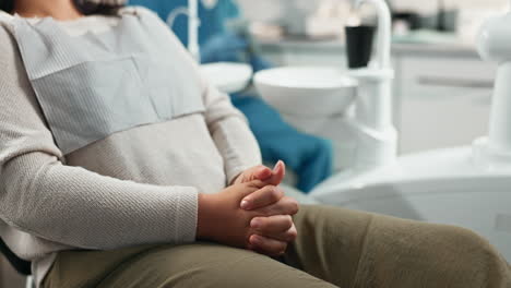 mujer sentada en una silla de dentista