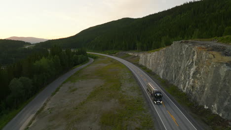 Malerische-Straße-Der-Durchgangsstraße-E6-Bei-Sonnenuntergang-In-Norwegen