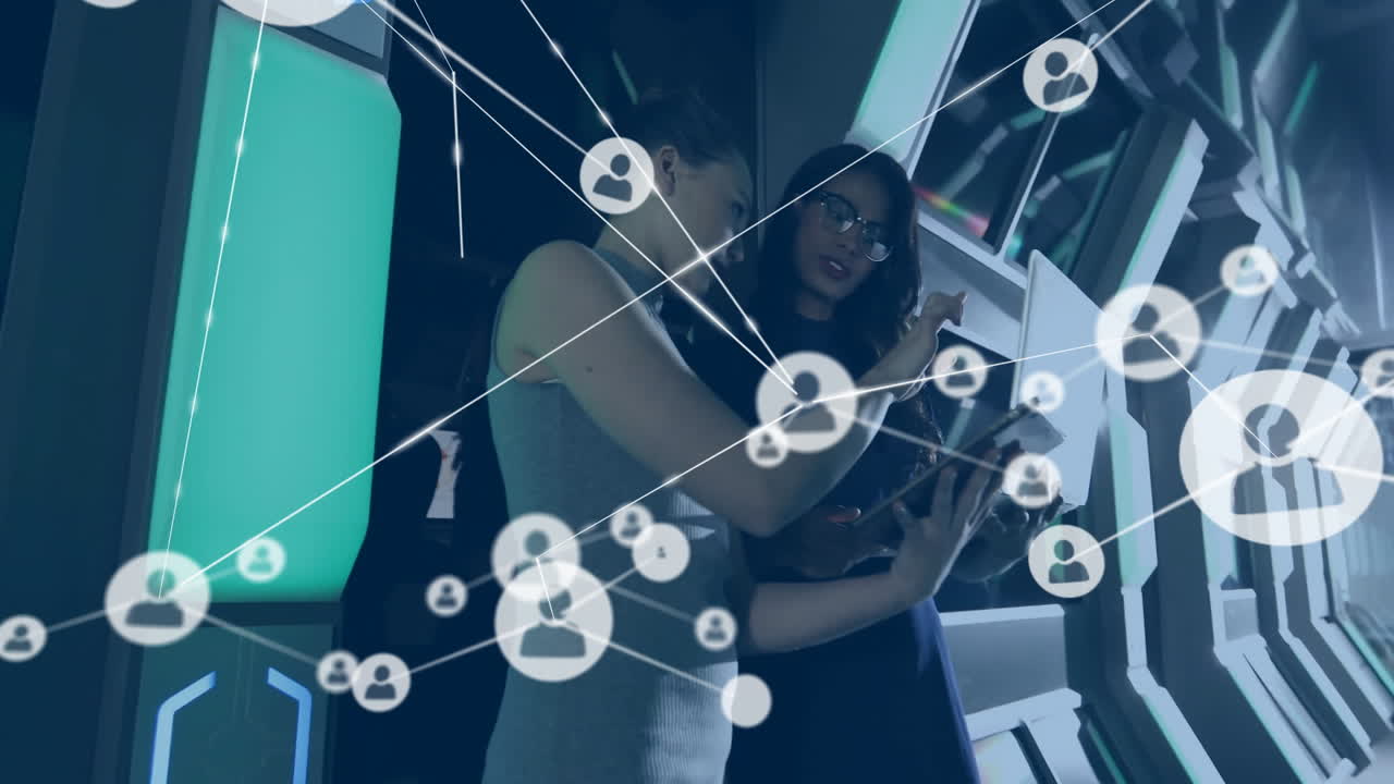 노트북을 사용하는 다양한 동료에 대한 아이콘으로 연결 네트워크의 애니메이션