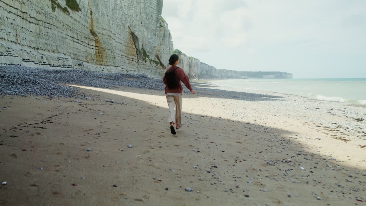 una mujer disfrutando de un día en la playa.