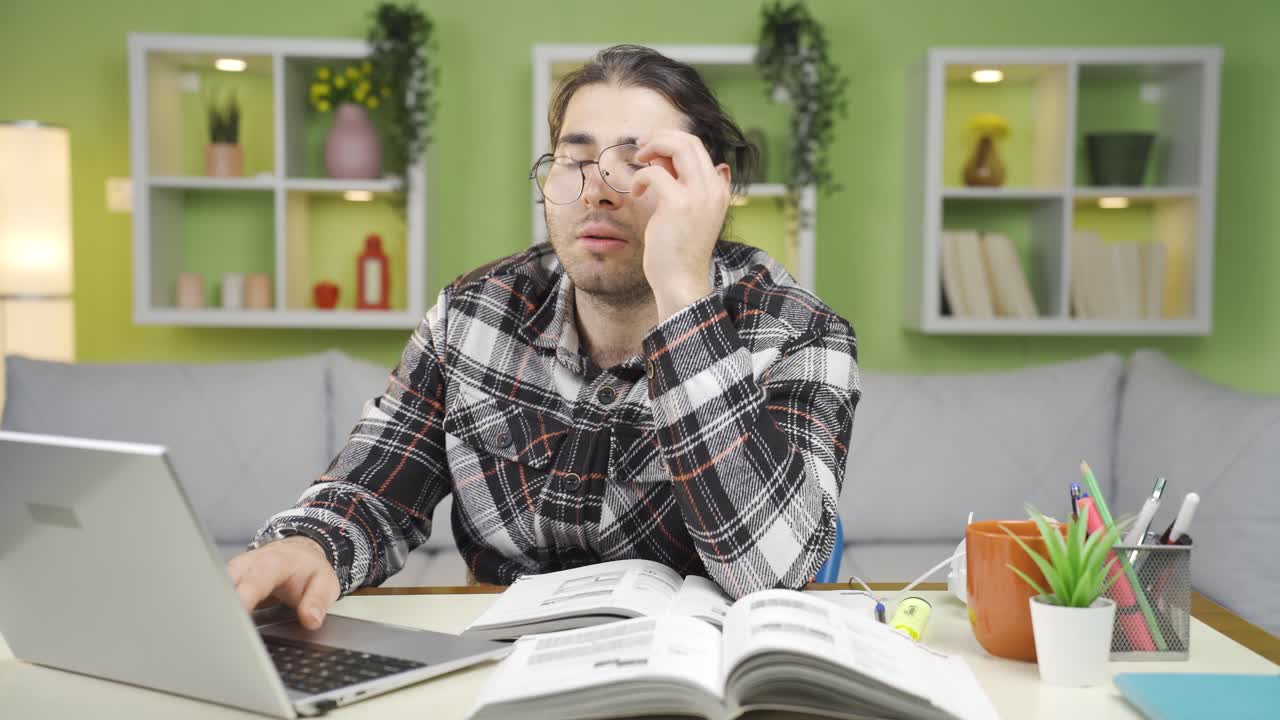 recordando el día especial que olvidó, el joven está enojado consigo mismo.